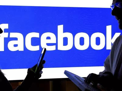 Woman and a man with smartphones in front of Facebook logo, 12.01.2016,Image: 856407758, License: Rights-managed, Restrictions:, Model Release: no / Foto: Jochen Eckel Via Profimedia