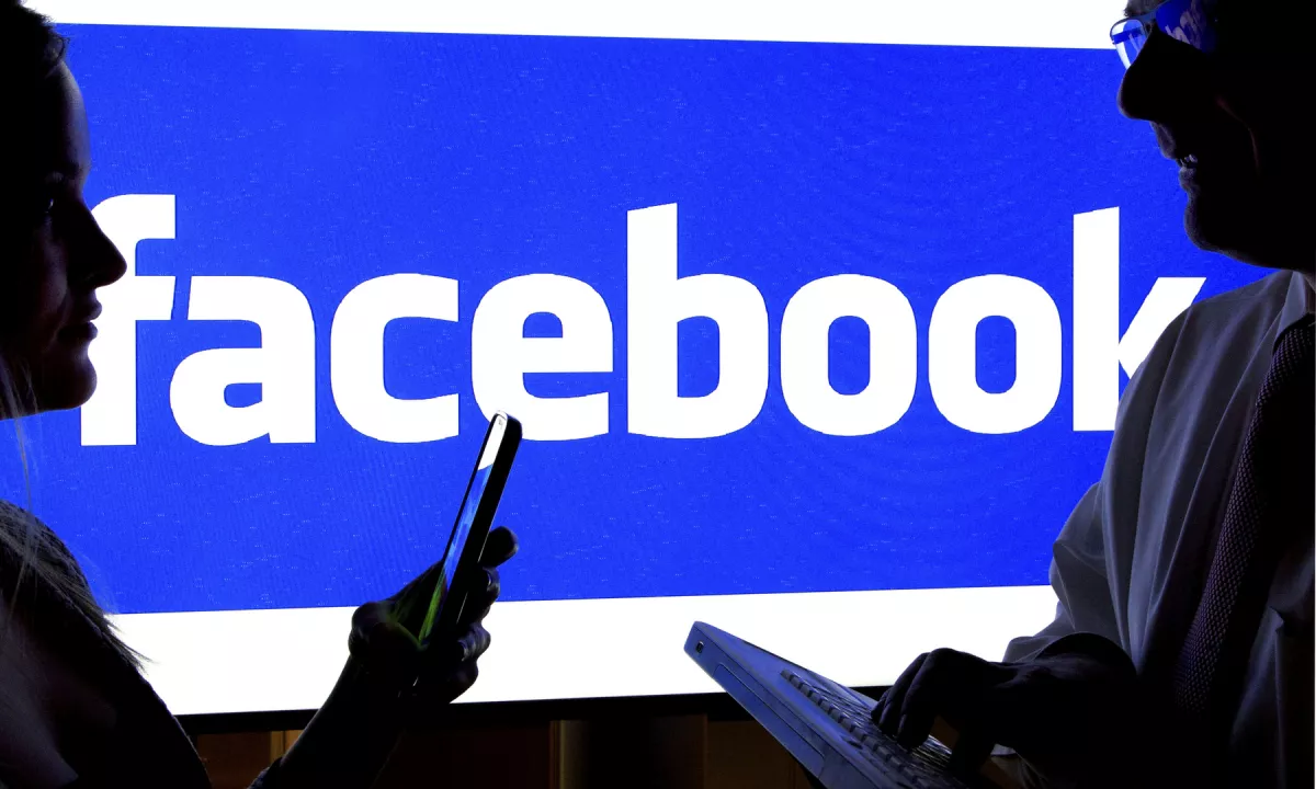 Facebook z nenavadnim obvestilom, težave so tudi v Sloveniji
