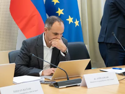Ljubljana.Prva seja Ekonomsko-socialnega sveta (ESS) v mandatu trenutne vlade pod vodstvom Janeza Janse, na kateri bodo predstavili delo vlade in vladnih resorjev clanov ESS ter pricakovanja socialnih partnerjev v mandatu 2026-2030.Minister za gospodarstvo, delo in sport Anze Logar.