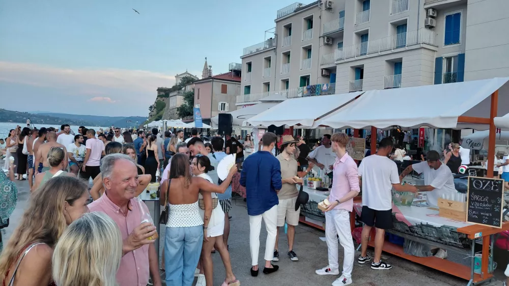 Plo&scaron;čad na Punti je v soboto gostila Puntafest, nekaj po 20. uri pa se je na njej zbralo nekaj sto ljudi.