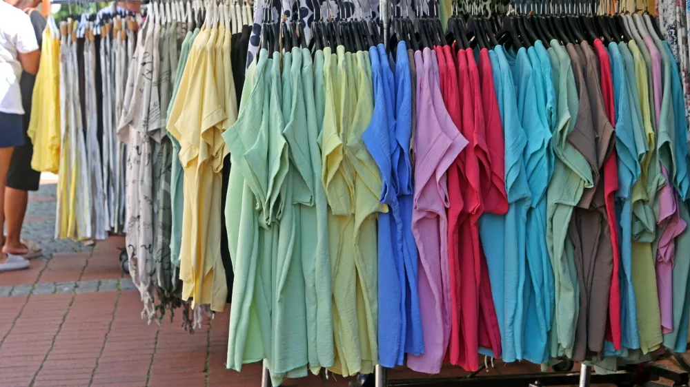 Bekleidung f&uuml;r den Alltag Verkauf von preiswerter Bekleidung auf der Stra&szlig;e vor einem Gesch&auml;ft *** Everyday Clothing,Image: 1112047253, License: Rights-managed, Restrictions: imago is entitled to issue a simple usage license at the time of provision. Personality and trademark rights as well as copyright laws regarding art-works shown must be observed. Commercial use at your own risk., Model Release: no 