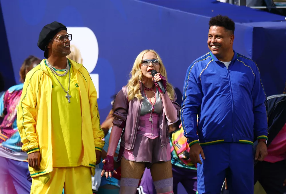 Soccer Football - FIFA World Cup 2026 - Final - Spain v Argentina - Halftime Show - New York/New Jersey Stadium, East Rutherford, New Jersey, U.S. - July 19, 2026 Former Brazil football players Ronaldinho and Ronaldo with Madonna during the half time show REUTERS/Hannah Mckay