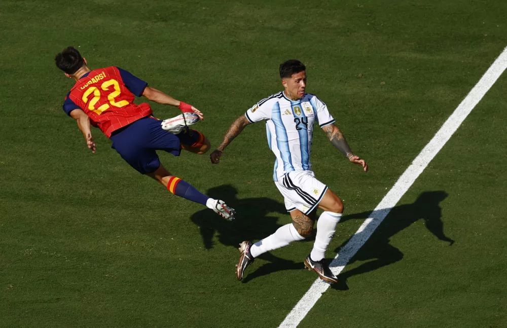 Soccer Football - FIFA World Cup 2026 - Final - Spain v Argentina - New York/New Jersey Stadium, East Rutherford, New Jersey, U.S. - July 19, 2026 Argentina's Enzo Fernandez fouls Spain's Pau Cubarsi and is shown a second yellow card before being shown a red card REUTERS/Jeenah Moon