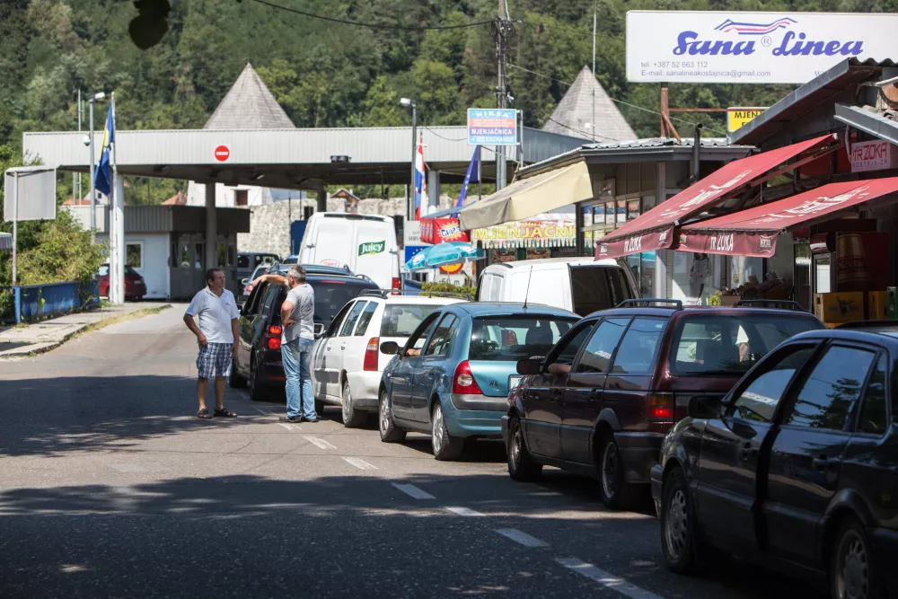 - 04.08.2017 &ndash; Bosna in Hercegovina (BIH) - Bosanska Kostajnica ob meji s Hrva&scaron;ko ob reki Uni na severozahodu BiH, Republika Srpska - Nedefinirana meja med Hrva&scaron;ko in Bosno &ndash; mejni spori s sosedami iz nekdanje Jugoslavije &ndash; hrva&scaron;ko-bosanska meja - mejni prehod //FOTO: Matjaž Ru&scaron;tOPOMBA: DNEVNIKOV OBJEKTIV &ndash; REPORTAŽA 2017
