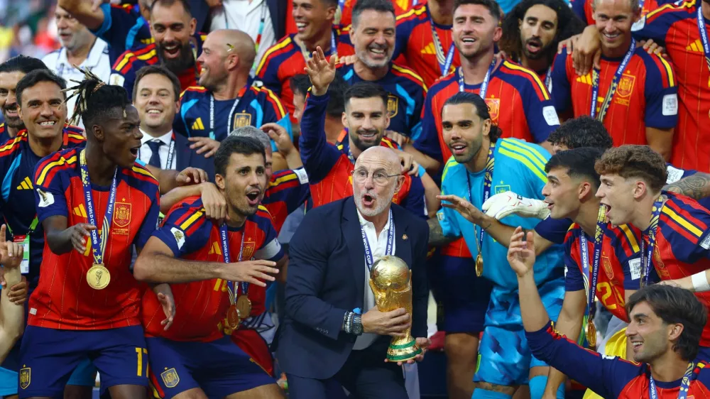 Soccer Football - FIFA World Cup 2026 - Final - Spain v Argentina - New York/New Jersey Stadium, East Rutherford, New Jersey, U.S. - July 19, 2026 Spain coach Luis De La Fuente lifts the World Cup trophy alongside Spain players as they celebrate winning the World Cup REUTERS/Hannah Mckay