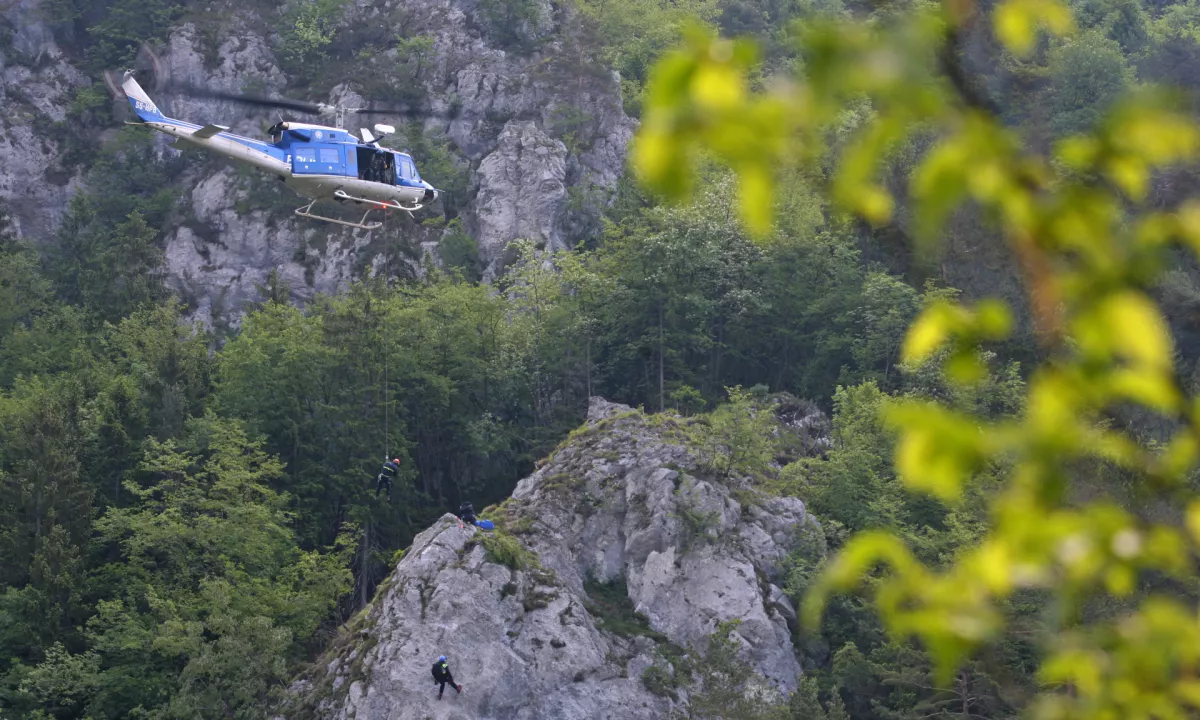 Nesreča na Prisojniku, 31-letnika odpeljal helikopter