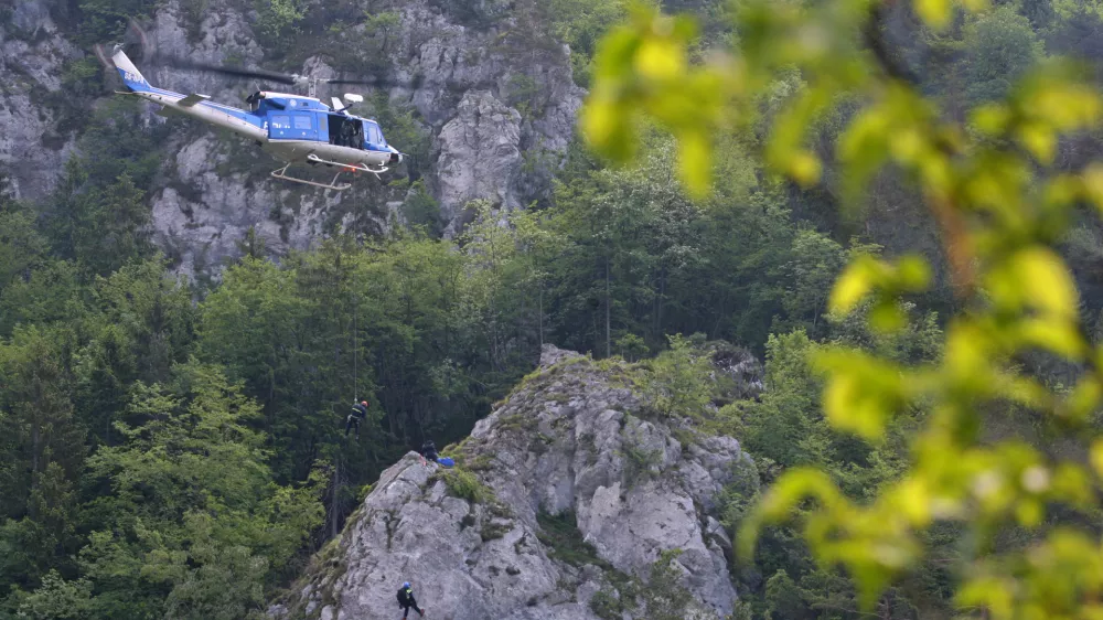 policijski helikopter in rgorski e&scaron;evalec- Grad Kamen v Dragi (Begunje na Gorenjskem) - Prikazna vaja re&scaron;evanja po&scaron;kodovanih plezalcev - vajo pripravili pripadniki Posebna policijska enota &ndash; Gorska enota s posadko - Letalska policijska enota.POLICIJA //FOTO: Luka Cjuha