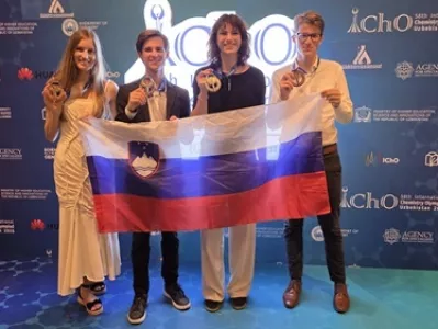 Mladi kemiki so se z Mednarodne kemijske olimpijade vrnili s &scaron;tirimi medaljami. Foto: ZOTKS