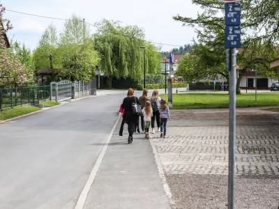 - 14.04.2017 - Ulica Draga v Ljubljani - Koseze, - priprave na ponovno vzpostavitev dvosmernega prometa -  //FOTO: Bojan Velikonja
