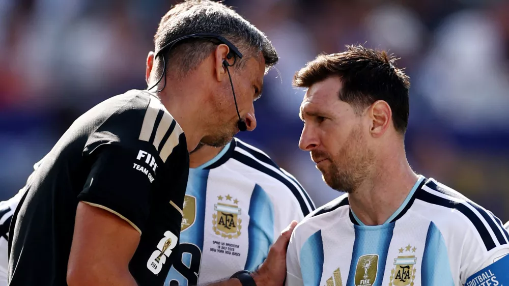 Soccer Football - FIFA World Cup 2026 - Final - Spain v Argentina - New York/New Jersey Stadium, East Rutherford, New Jersey, U.S. - July 19, 2026 Argentina's Lionel Messi remonstrates with referee Slavko Vincic REUTERS/Lee Smith