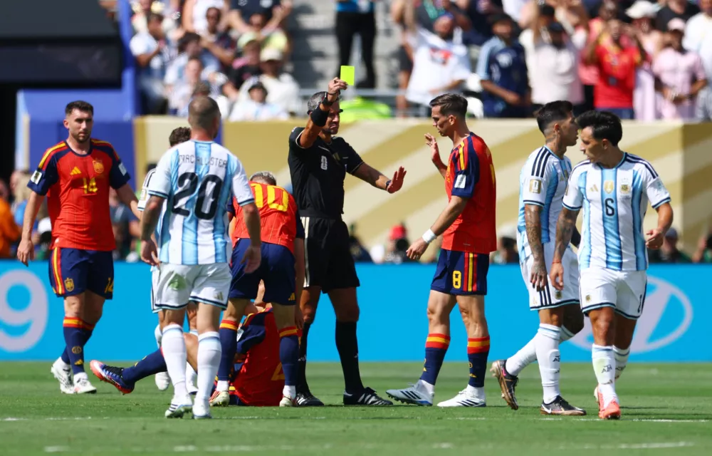 Soccer Football - FIFA World Cup 2026 - Final - Spain v Argentina - New York/New Jersey Stadium, East Rutherford, New Jersey, U.S. - July 19, 2026 Argentina's Lisandro Martinez is shown a yellow card by referee Slavko Vincic REUTERS/Hannah Mckay