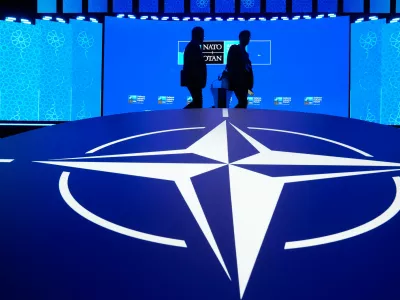 Two men walk past the NATO logo during the NATO Defense Industry Forum at the NATO summit in Ankara, Turkey, Tuesday, July 7, 2026. (AP Photo/Hussein Malla) / Foto: Hussein Malla