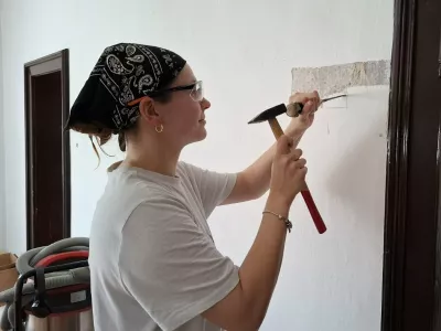 Restavratorji v hi&scaron;i Otona Zupančiča / Foto: Kreativna Baza