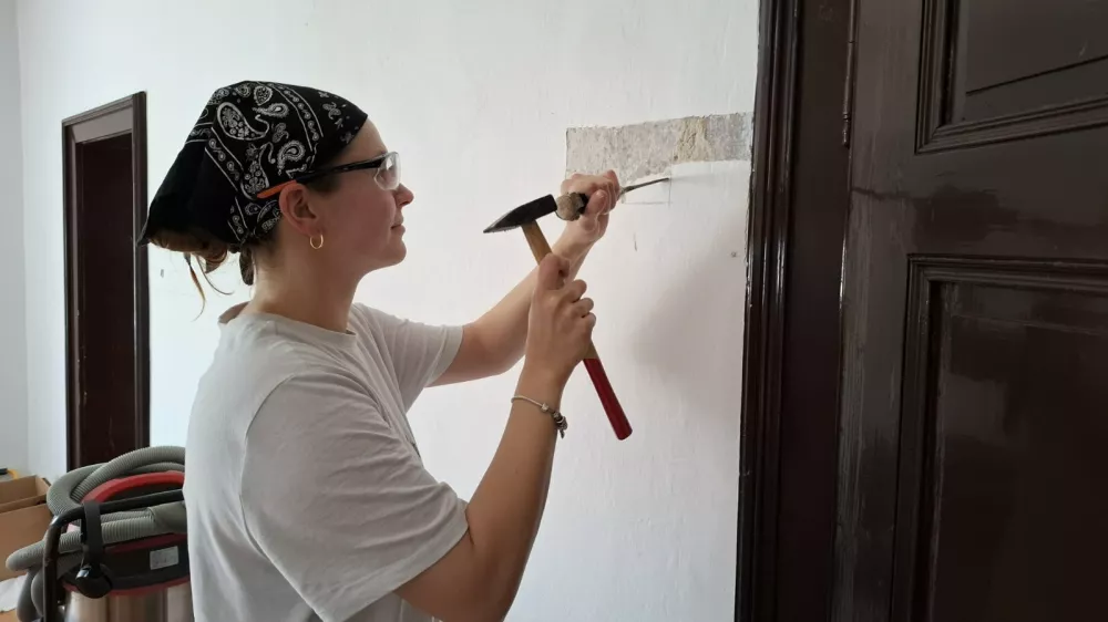 Restavratorji v hi&scaron;i Otona Zupančiča / Foto: Kreativna Baza