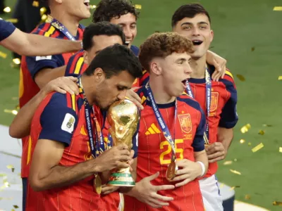 Spain's Rodri (16) kisses the trophy as Spain celebrates after winning the World Cup final soccer match between Spain and Argentina in East Rutherford, N.J., near New York, Sunday, July 19, 2026. (AP Photo/Adam Hunger)