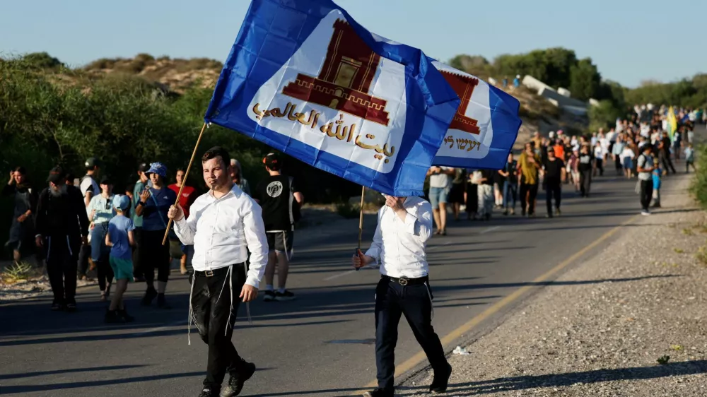 People march towards the Gaza Strip under the slogan "After 21 years, we're returning home", referring to Israel's unilateral withdrawal of around 8,500 Jewish settlers from the Gaza Strip in 2005, near Kibbutz Zikim and Israel's border with Gaza, in southern Israel, July 19, 2026. REUTERS/Amir Cohen