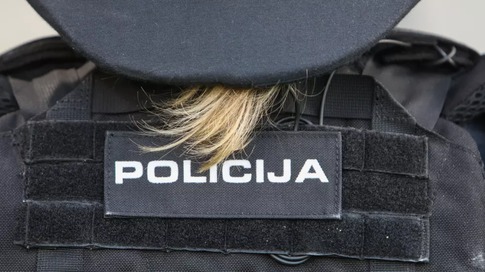 Sina in vnuka peljal po drogo in policista zamenjal za brezdomca