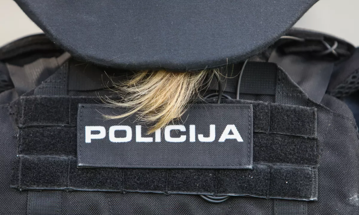 Sina in vnuka peljal po drogo in policista zamenjal za brezdomca
