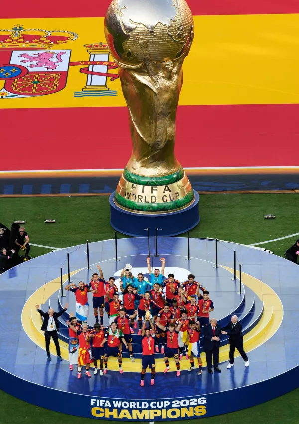 Spain's Rodri (16) lifts the trophy as Spain celebrates along side President Donald J. Trump and FIFA President Gianni Infantino, right, after winning the World Cup final soccer match between Spain and Argentina in East Rutherford, N.J., near New York, Sunday, July 19, 2026.(AP Photo/Seth Wenig) / Foto: Seth Wenig