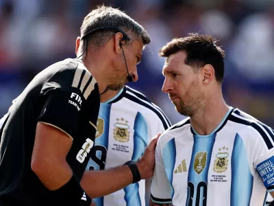 Soccer Football - FIFA World Cup 2026 - Final - Spain v Argentina - New York/New Jersey Stadium, East Rutherford, New Jersey, U.S. - July 19, 2026 Argentina's Lionel Messi remonstrates with referee Slavko Vincic REUTERS/Lee Smith / Foto: Lee Smith