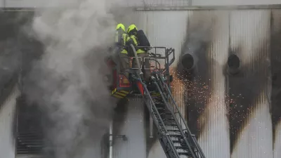 -14.12.2025. - Obsežen požar skladišča in logističnega centra SPAR Slovenija.- gasilci,//FOTO: Bojan Velikonja