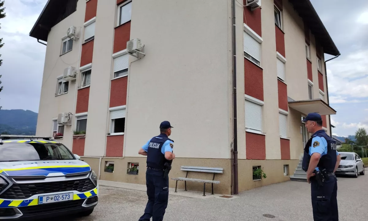 Družinska tragedija: Mladoletni sin mamo našel v mlaki krvi, oče je na begu