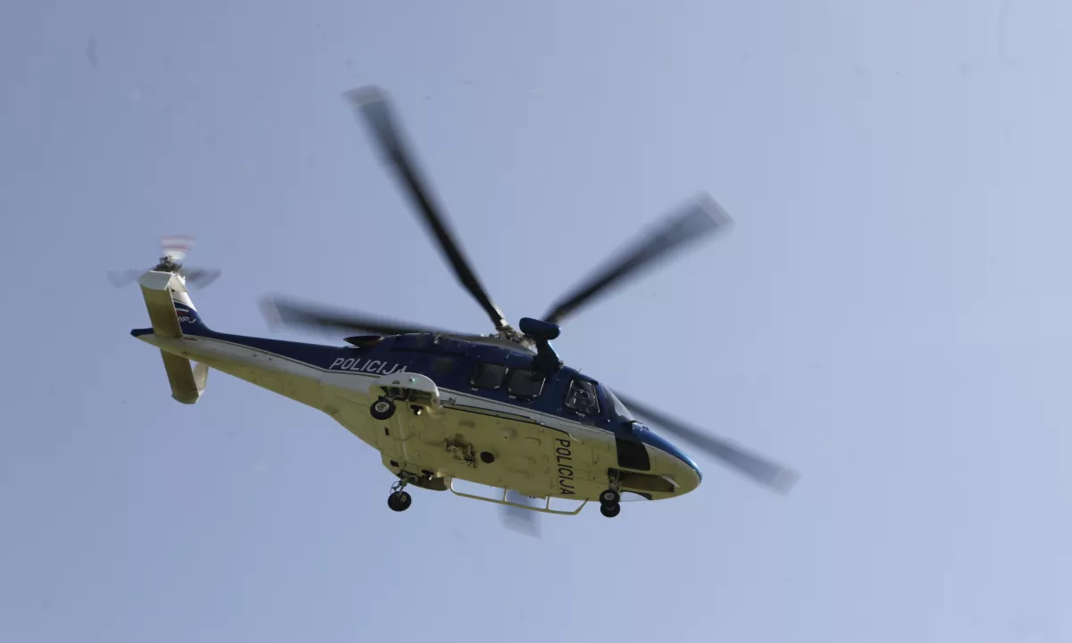 Iz vozila za prevoz denarja ukradli gotovino, policija aktivirala helikopter