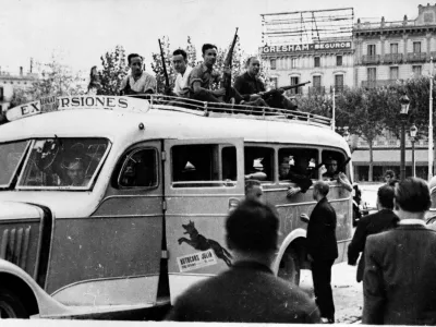 Armed Loyalist civilian soldiers are seen patrolling the streets of Barcelona, July 31, 1936, in a bus usually used for sightseeing tourists. (AP Photo) / Foto: Ap