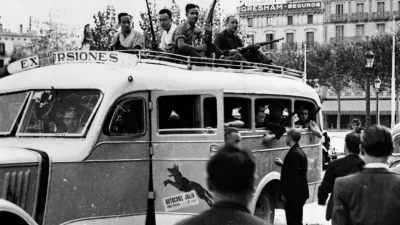 Armed Loyalist civilian soldiers are seen patrolling the streets of Barcelona, July 31, 1936, in a bus usually used for sightseeing tourists. (AP Photo) / Foto: Ap