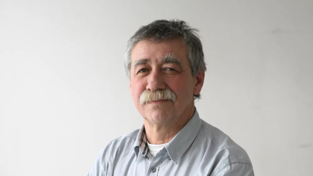 Zoran Senkovič, kolumnist- Dnevnik 2016 - portreti za komentarje in kolumne - kolumnisti - novinarji - novinar - //FOTO: Tomaž Skale / Foto: Tomaž Skale
