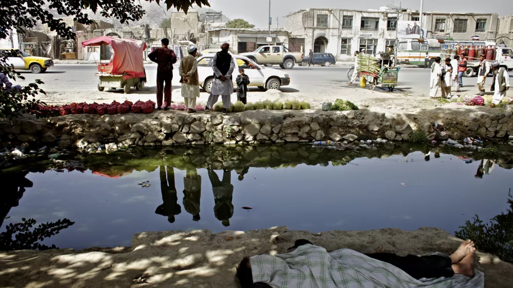 Odvisniki na ulicah Kabul-a (Afghanistan)- Afganistan 2010 - Kabul - narkomanija - heroinski odvisniki - //FOTO: Jaka AdamičOPOMBA: ZA OBJAVO V PRILOGI &ndash; DNEVNIKOV OBJEKTIV - REPORTAŽA