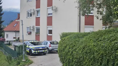 Vuhred, stanovanjski blok.Policisti Policijske uprave Celje obravnavajo umor v Vuhredu.Stanovanjski blok, v katerem je minulo noc po podatkih policije 39-letni moski z nozem tako hudo ranil 36-letno partnerko, da je na kraju dogodka umrla.