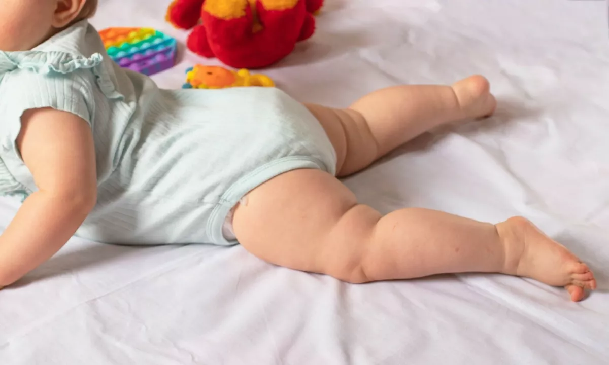 Kupovali dojenčke in jih pošiljali v tujino: razkrita grozljiva mreža trgovine z otroki