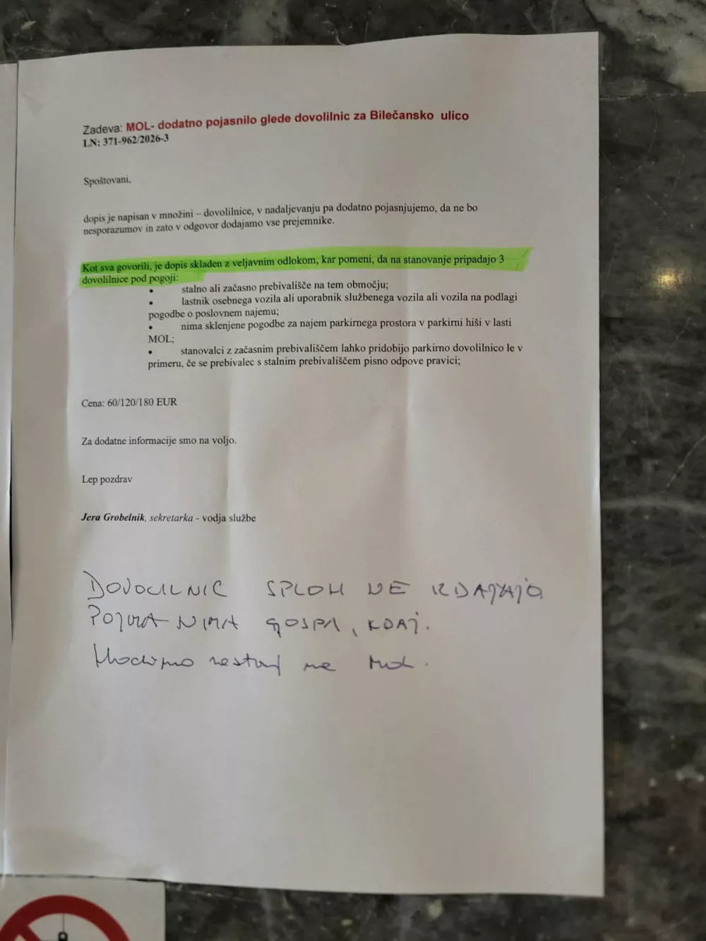 Pokriti parkomati in zapis na obvestilu so med nekaterimi prebivalci povzročili zmedo. Foto: stanovalka Bilečanske
