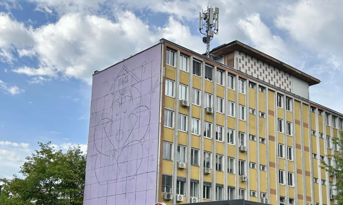 Ste jo opazili? S humorno poslikavo v Šiški opozarjajo na stanovanjsko stisko mladih
