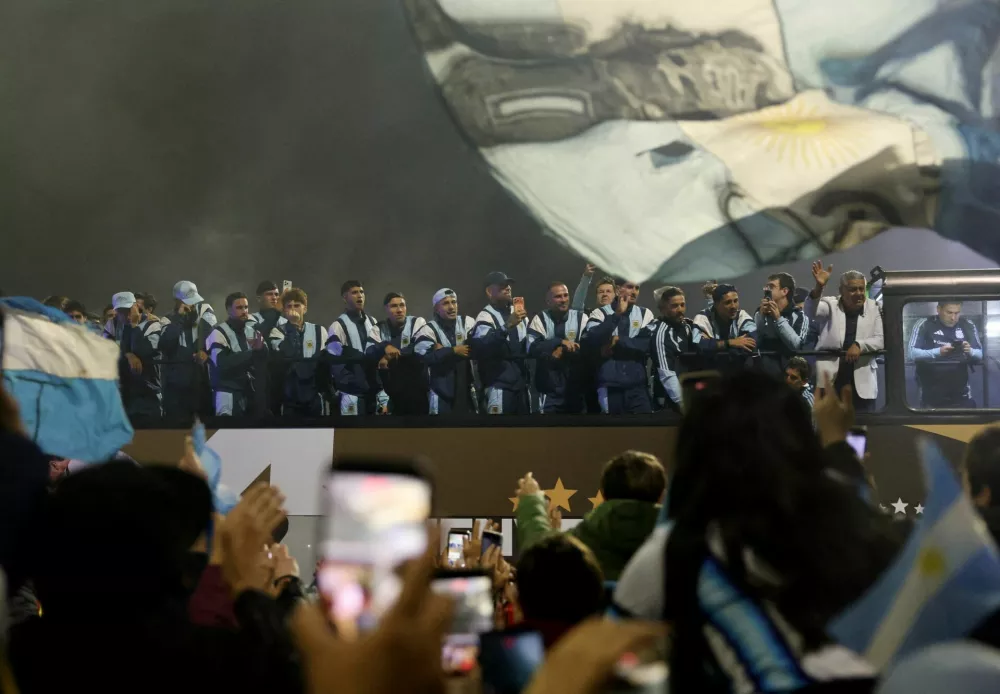 Soccer Football - FIFA World Cup 2026 - Argentina players arrive in Buenos Aires after the final - Buenos Aires, Argentina - July 20, 2026 Argentina players wave to fans as they arrive at the Argentine Football Association (AFA) headquarters on the outskirts of Buenos Aires after losing the FIFA World Cup final to Spain REUTERS/Alessia Maccioni   TPX IMAGES OF THE DAY