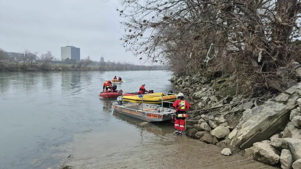 Re&scaron;evalne službe že peti dan v ledeno mrzli Savi i&scaron;čejo kakr&scaron;nokoli sled za triletno deklico, ki naj bi jol v sredo v reko vrgla njena mama. 