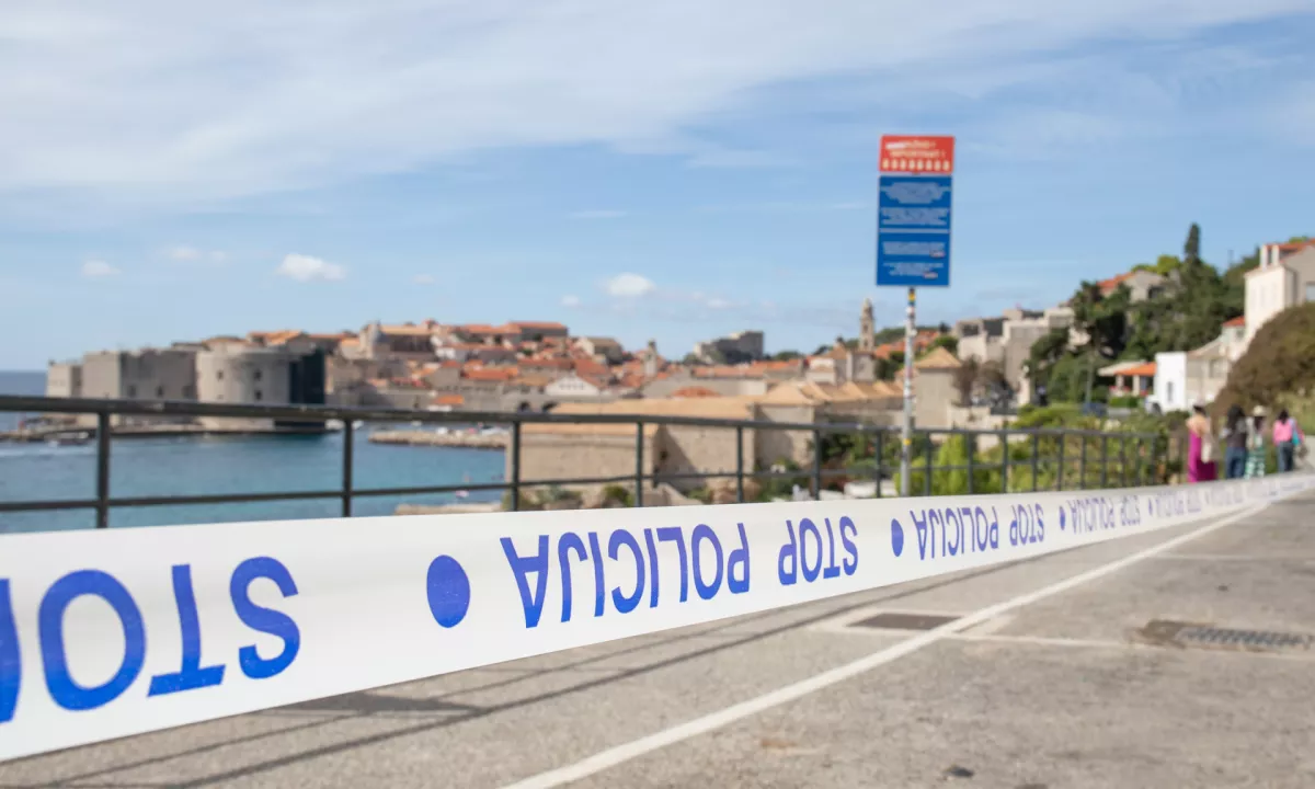 Zaradi parkirnega mesta 65-letnika potisnil po stopnicah
