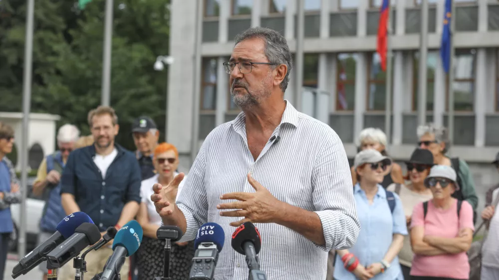 Franco Jurij21.7-2026 - novinarska konferenca Pobude za referendum proti politični policiji ob uradni vložitvi zahteve za referendum proti noveli zakona o parlamentarni preiskavi v državni zborFoto: Luka Cjuha
