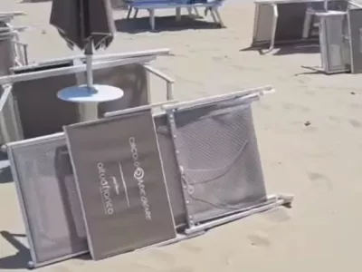 Ukradeni ležalniki na plaži v Albaniji. Vir: IG