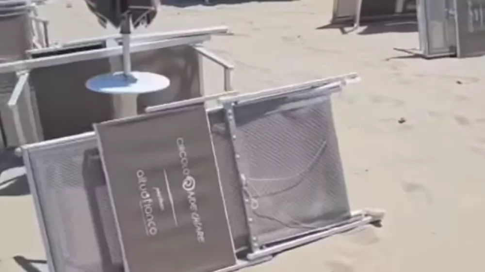 Ukradeni ležalniki na plaži v Albaniji. Vir: IG