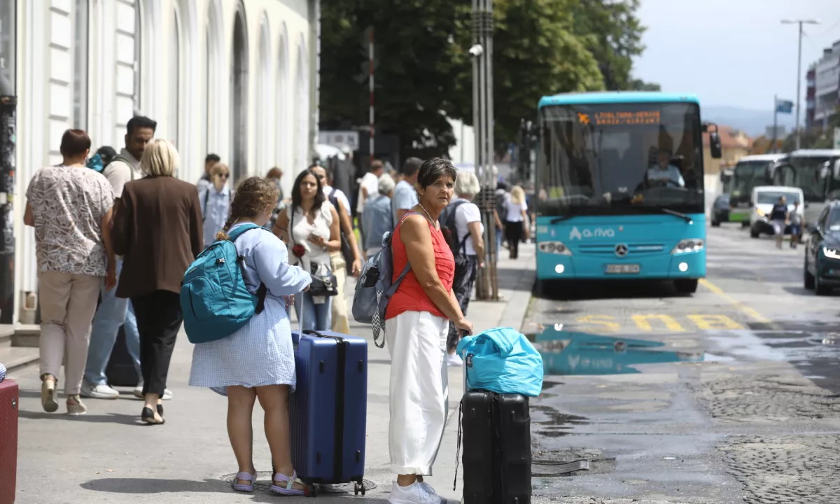 »Avtobus je bil tako poln, da sploh ni ustavil.« Kako so se na naval turistov odzvali prevozniki?