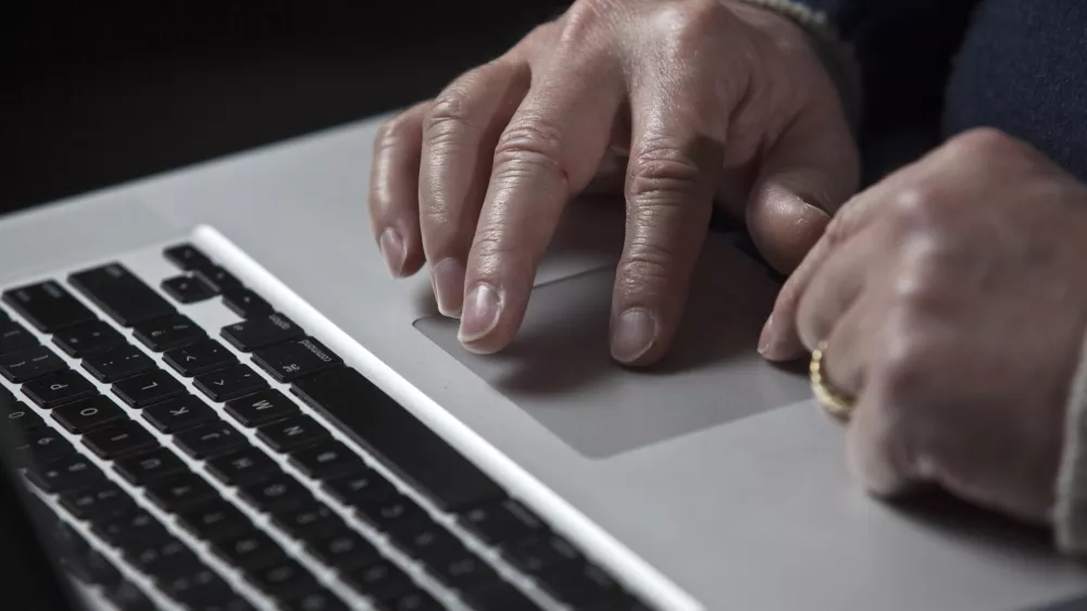 A cyber warfare expert works on his Apple laptop computer during a portrait session in Charlotte, North Carolina in this December 1, 2011 file photograph. Apple Inc was recently attacked by hackers who infected the Macintosh computers of some employees, the company said on February 19, 2013 in an unprecedented disclosure that described the widest known cyber attacks against Apple-made computers to date.    REUTERS/John Adkisson/Files   (UNITED STATES - Tags: CRIME SCIENCE TECHNOLOGY)