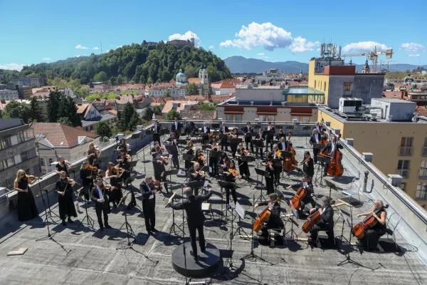 - 28.05.2021 &ndash; Simfonični orkester RTV Slovenija pod vodstvom dirigenta Rossena Milanova snemali filharmonični koncert na strehi Radia Slovenija - //FOTO. Luka Cjuha.