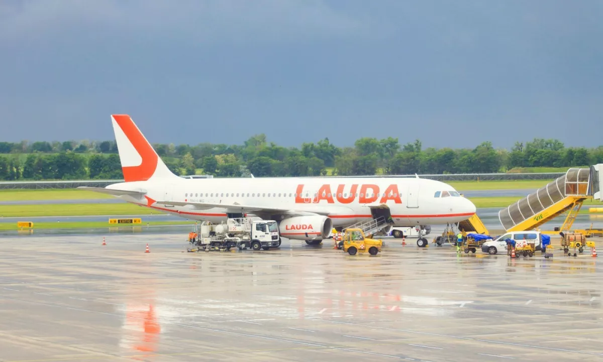 Na letalu v Zagrebu pred vzletom umrl potnik, let kljub temu nadaljevali