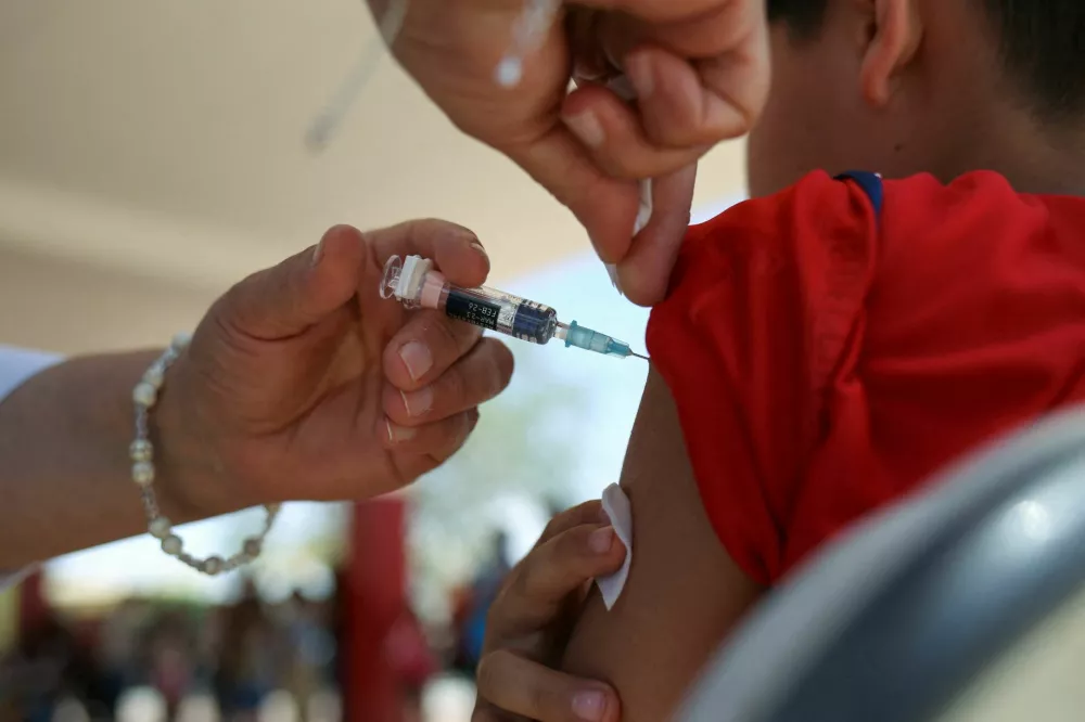 FILE PHOTO: A health worker administers a dose of the measles vaccine to a child during a measles vaccination drive in Ciudad Juarez, Mexico, June 15, 2025. REUTERS/Carlos Sanchez/File Photo / Foto: Carlos Sanchez