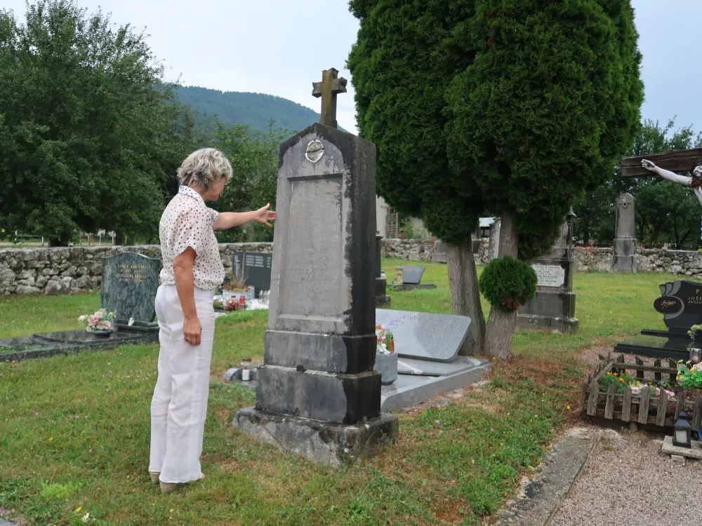 Pokopali&scaron;če Zajčje Polje pri Kočevju, spomenike nem&scaron;kih Kočevarjev so odstranili na obrobje, v sredini imajo danes grobove družine, ki so se v izpraznjene vasi preselile med in po drugi svetovni vojni / Foto: Nata&scaron;a Bucik Ozebek