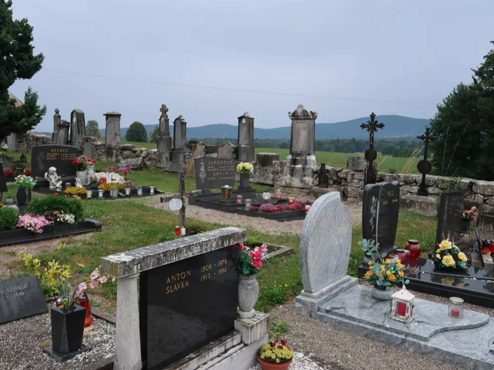 Pokopali&scaron;če Zajčje Polje pri Kočevju, spomenike nem&scaron;kih Kočevarjev so odstranili na obrobje, v sredini imajo danes grobove družine, ki so se v izpraznjene vasi preselile med in po drugi svetovni vojni / Foto: Nata&scaron;a Bucik Ozebek