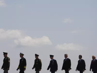 President Donald Trump, far right, and Defense Secretary Pete Hegseth, second from right, attend the dignified transfer of four U.S. service members recently killed in the Middle East, Wednesday, July 22, 2026, at Dover Air Force Base, Del. (AP Photo/Julia Demaree Nikhinson) / Foto: Julia Demaree Nikhinson