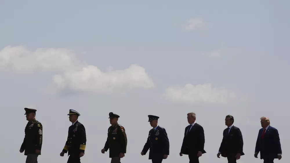 President Donald Trump, far right, and Defense Secretary Pete Hegseth, second from right, attend the dignified transfer of four U.S. service members recently killed in the Middle East, Wednesday, July 22, 2026, at Dover Air Force Base, Del. (AP Photo/Julia Demaree Nikhinson) / Foto: Julia Demaree Nikhinson